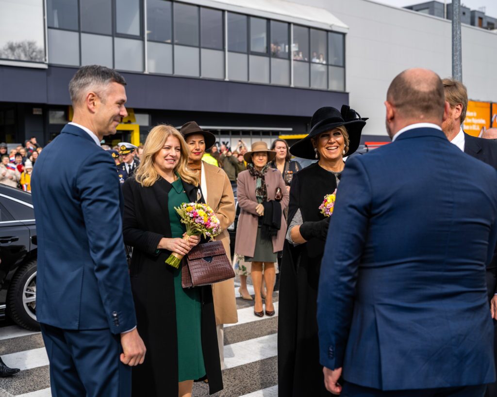 Martin Basila, CEO and co-founder of Sensoneo, the Dutch Royal coupe, the president of Slovakia and Marian Ac, general director of Spravca Zalohoveho Systemu. 